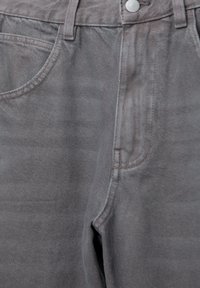 Graue Jeans mit geradem Schnitt, ausgestattet mit fünf Taschen, einem Metallknopfverschluss und feiner Textur im Stoff.