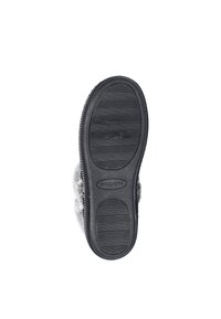 Skechers slipper met een grijze fuzzy bovenkant, zwarte rubberen zool, gestructureerde groeven en een merklogo aan de onderkant.