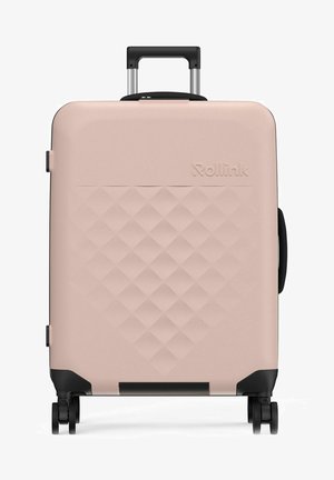 Rosa Hartschalenkoffer mit Diamantmuster, ausziehbarem Griff, schwarzen Rollen und kontrastierenden schwarzen Akzenten. Verfügt über ein Markenlogo.