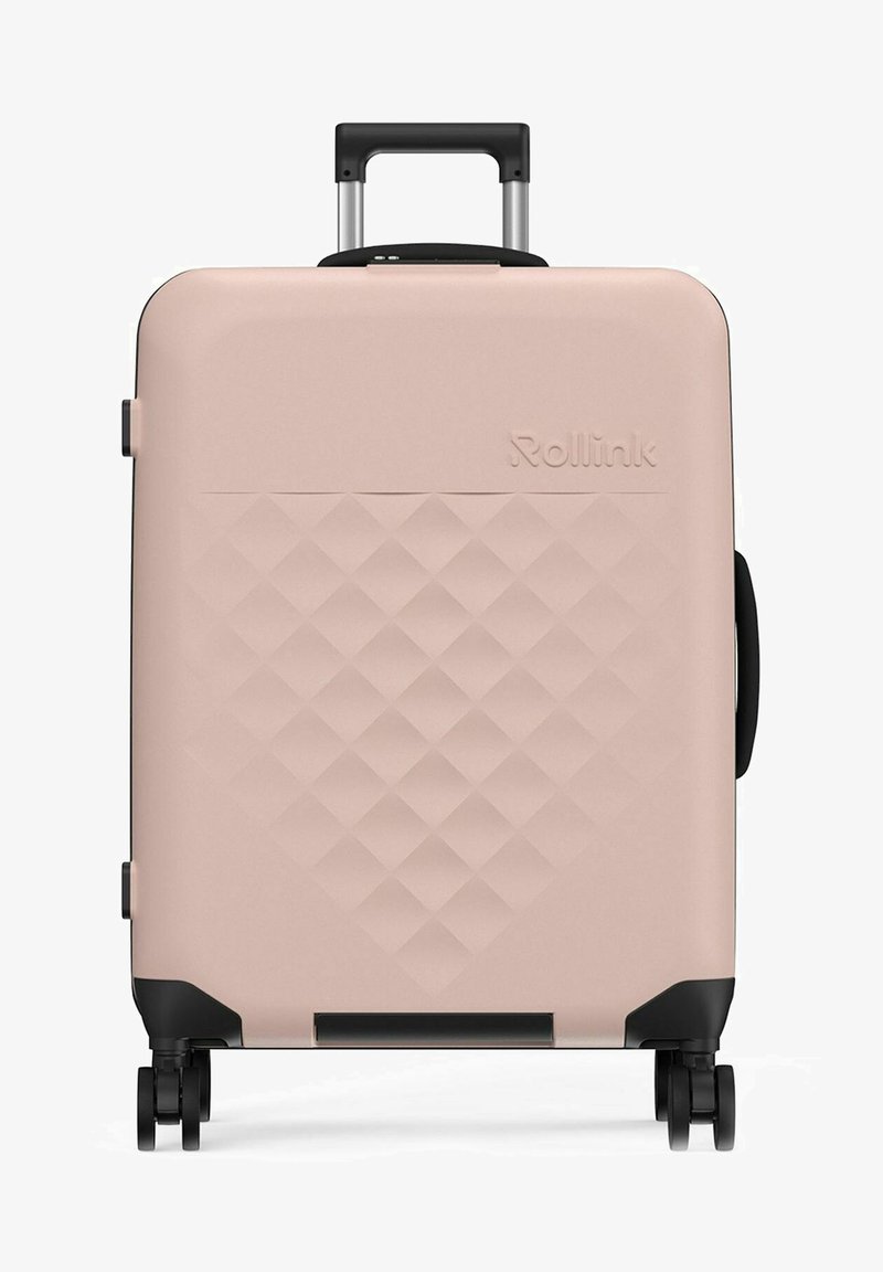 Rosa Hartschalenkoffer mit Diamantmuster, ausziehbarem Griff, schwarzen Rollen und kontrastierenden schwarzen Akzenten. Verfügt über ein Markenlogo.