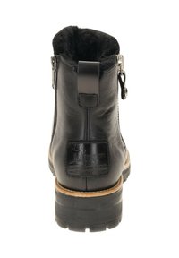 Botín negro de cuero con forro de piel sintética, cremallera trasera y un parche de logo prominente. Presenta una suela de goma resistente y un acento de tacón de madera.