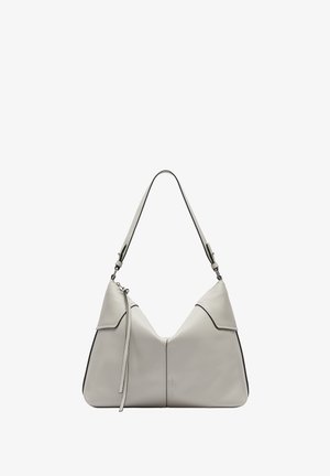 Jasnoszara skórzana torba w kształcie trójkąta, z kontrastującymi czarnymi krawędziami i pojedynczym regulowanym paskiem do noszenia.