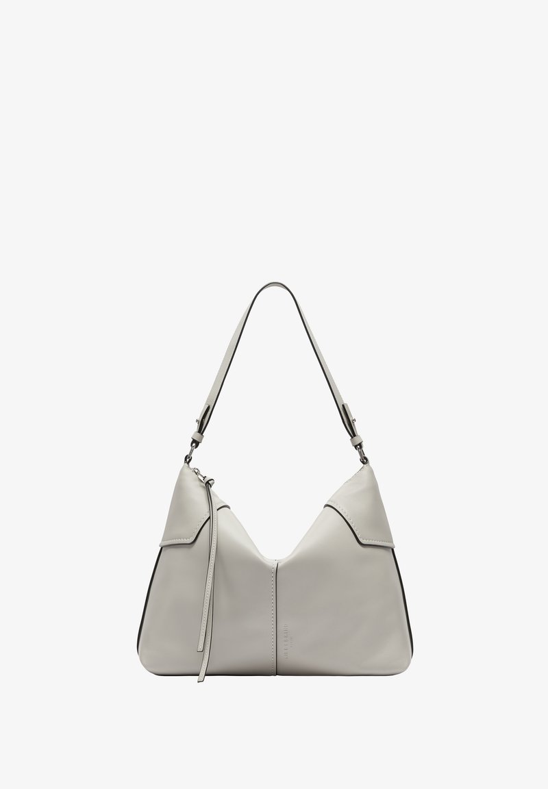 Jasnoszara skórzana torba w kształcie trójkąta, z kontrastującymi czarnymi krawędziami i pojedynczym regulowanym paskiem do noszenia.