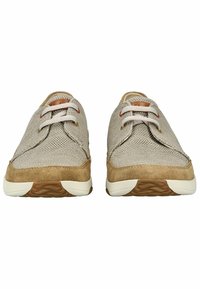 Beige Sneaker mit einem strukturierten Mesh-Obermaterial und Suede-Akzenten. Verfügt über hellfarbige Schnürsenkel und eine Gummisohle mit einem welligen Profil.
