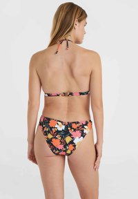 Cvetkast bikini s črnim ozadjem; vsebuje velike rožnate, oranžne in bele cvetove; z osnovnim ovratnikom in nastavljivim hrbtnim trakom; gladka tkanina.