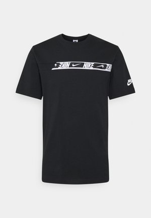 Schwarzes Baumwoll-T-Shirt mit einem weißen Nike-Logo auf der Brust und einem kleinen Logo am linken Ärmel. Rundhalsausschnitt, kurze Ärmel.