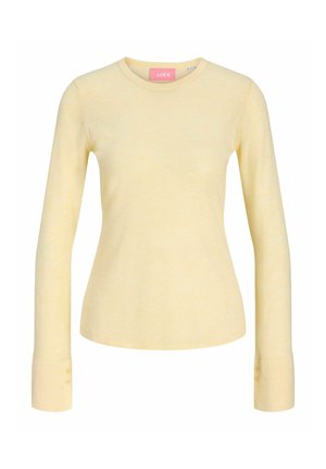 Striktrøje med lange ærmer i lysegul med rund halsudskæring og knapdetaljer på ærmekanterne.