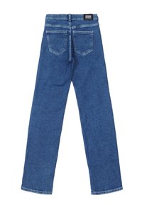 Jeans di denim blu con un design a gamba dritta, cinque tasche, lavaggio scolorito e un'etichetta marchiata in vita. La texture appare liscia.