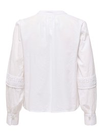 Blouse blanche à manches longues avec bordure en dentelle autour du milieu des manches, poignets boutonnés et fronces discrètes au niveau de l'encolure arrière.