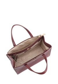 Bordeaux leren handtas met ritsluiting, lichte stofvoering en twee stevige handvatten. Het interieur heeft een zak met drukknoopsluiting.