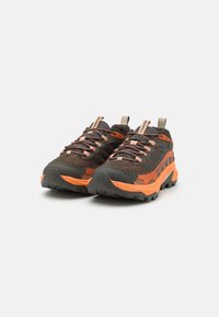 Buty trekkingowe z ciemnoszarym siateczkowym wierzchem, jaskrawymi pomarańczowymi akcentami, solidną podeszwą i odblaskowymi sznurówkami. Zaprojektowane z myślą o przyczepności i komforcie.