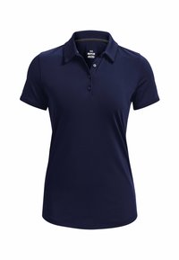 Dámské námořnické modré polo tričko s krátkým rukávem, tříknoflíkovou légou a límečkem, vystavené na bílém pozadí.