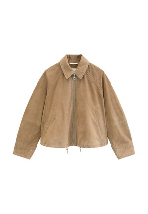 Hellbraune Wildlederjacke mit Frontreißverschluss, breitem Kragen, langen Ärmeln und zwei schrägen Taschen vor weißem Hintergrund.