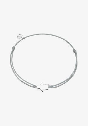 Sølvarmbånd med en delfinformet vedhæng, der har to teksturerede snorstrenge og en hummerlås til sikker lukning.