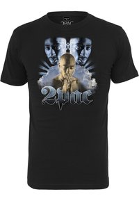 T-shirt en coton noir avec un imprimé graphique d'un rappeur, incluant trois images stylisées, un arrière-plan nuageux et "2pac" en lettres blanches en gras.