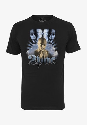 Crna pamučna majica s grafičkim printom repera, s tri stilizirane slike, pozadinom od oblaka i "2pac" u podebljanim bijelim slovima.