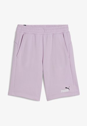 Shorts lilla chiaro con vita elastica, tasche laterali e logo "PUMA" nero. Realizzati in tessuto morbido e liscio.