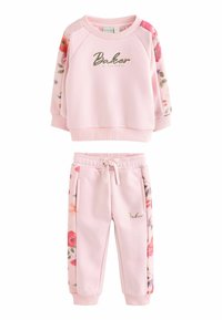 Ensemble composé d'un sweat à capuche rose et d'un pantalon assorti, ornés de manches à motifs floraux et de poches latérales. Fabriqué dans un matériau doux avec des accents de logo dorés.