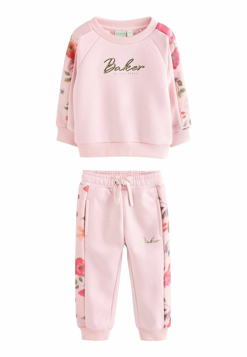 Ensemble composé d'un sweat à capuche rose et d'un pantalon assorti, ornés de manches à motifs floraux et de poches latérales. Fabriqué dans un matériau doux avec des accents de logo dorés.