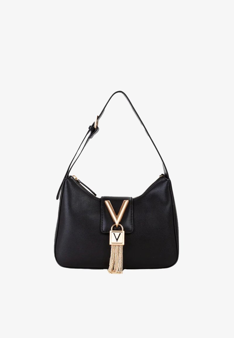 Borsa a spalla in pelle nera con una chiusura a V in metallo dorato, dettaglio con nappina a catena e tracolla regolabile. Design semplice e curvo.