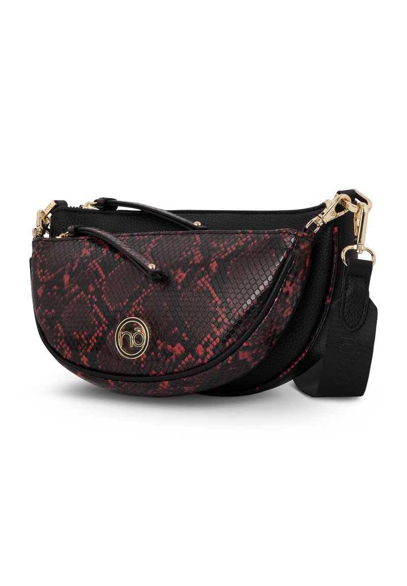 Borsa a tracolla in finta pelle di serpente rossa e nera con forma curva, accessori dorati e tracolla rimovibile. Presenta una superficie testurizzata e un dettagliato logo.