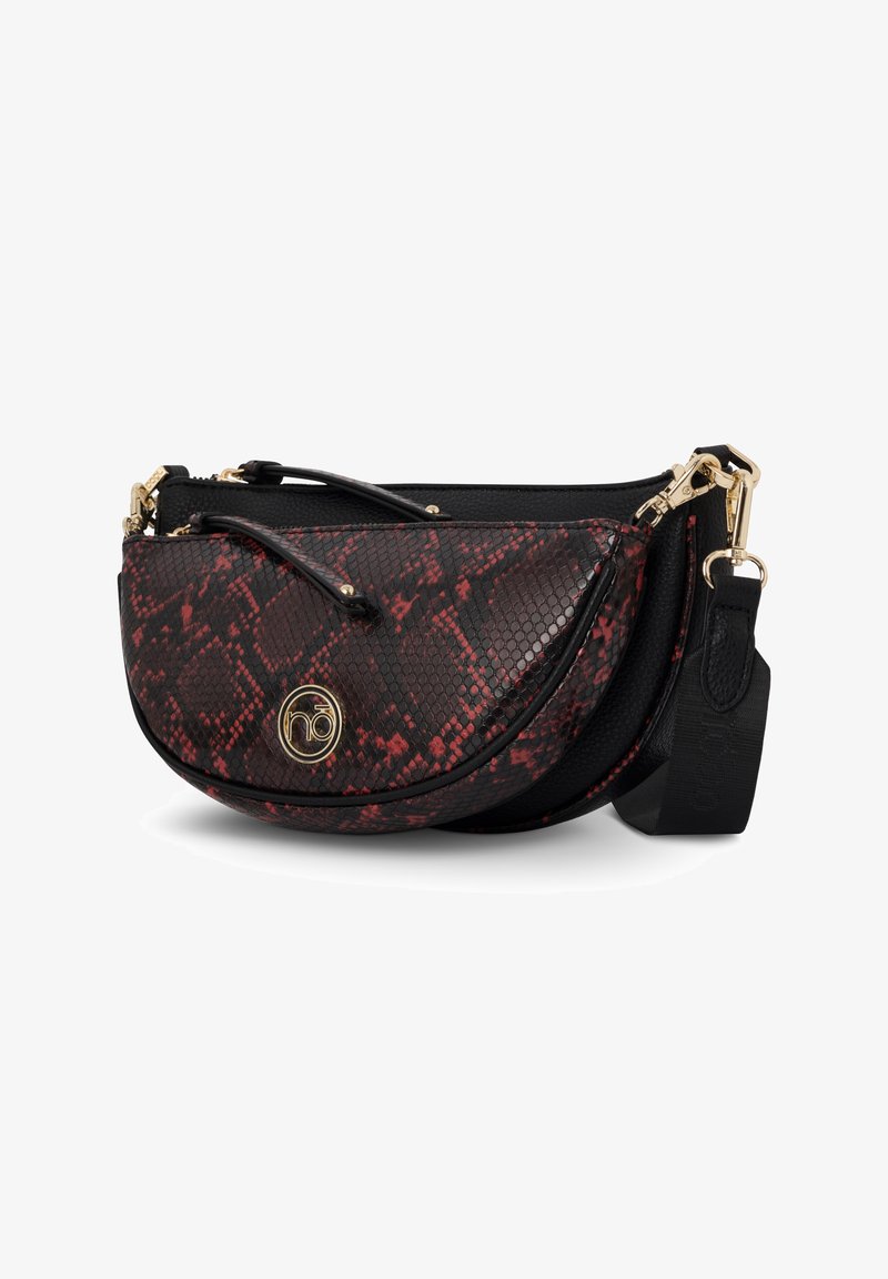 Borsa a tracolla in finta pelle di serpente rossa e nera con forma curva, accessori dorati e tracolla rimovibile. Presenta una superficie testurizzata e un dettagliato logo.
