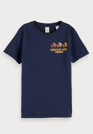 Granatowy t-shirt z krótkim rękawem i okrągłym dekoltem, z małym logo "Sundown Surf" przedstawiającym trzy okrągłe zachody słońca i palmy na piersi.