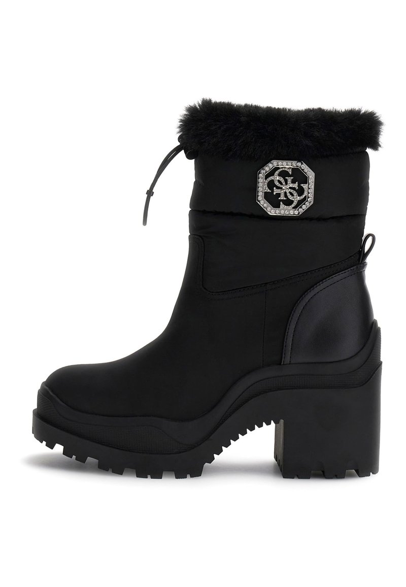 Bottine noire à talon épais, avec un revers en fourrure synthétique, un badge en rhinestone, une semelle robuste et un cordon de serrage ajustable en haut.