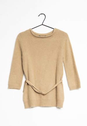 Beiger Wollpullover mit 3/4-Ärmeln und passendem Gürtel, an einem schwarzen Kleiderbügel vor weißem Hintergrund hängend.