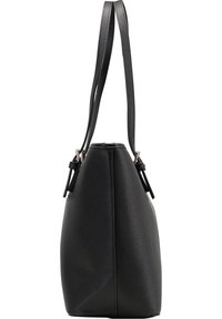 Czarna skórzana torebka o zwartej formie, gładkiej fakturze i dwóch paskach na ramię. Posiada metalowe okucia oraz kanciastą podstawę.