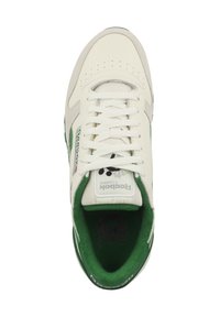 Białe i zielone sneakersy Reebok Classic wykonane z gładkiej skóry i zamszu, z perforowanym noskiem i wyściełaną zieloną podszewką. Klasyczny detal z logo na języku.