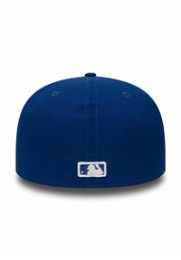 Granatowa czapka bejsbolowa z usztywnioną koroną, płaskim daszkiem oraz białą naszywką z logo MLB z tyłu. Widoczne teksturowane tkaniny i detale przeszyć.