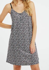 Robe noire à fleurs avec un décolleté rond, des bretelles ajustables et une coupe décontractée. Petites fleurs bleues et rouges sur fond noir.