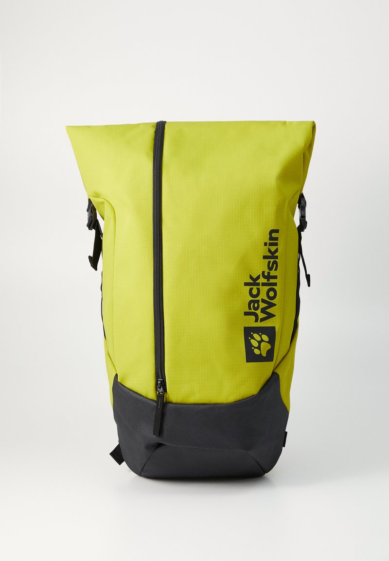 Groene rolltop rugzak met een zwart onderste gedeelte, voorzien van een centrale ritssluiting en logo. Gestructureerd materiaal en verstelbare schouderbanden aan de zijkanten.