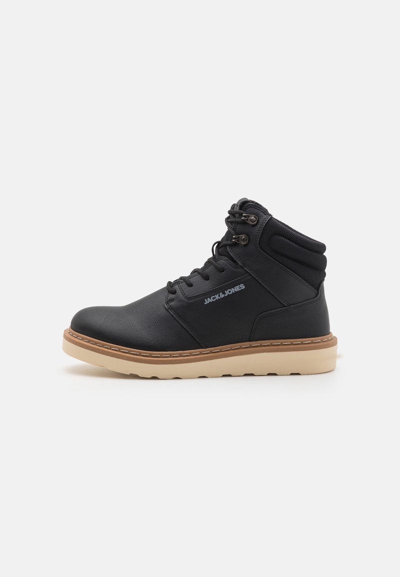 Botte montante Black Jack & Jones avec cheville rembourrée, lacets à l'avant et semelle beige, vue de côté sur fond blanc.