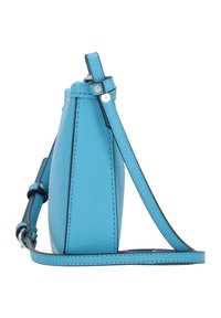 Niebieska torebka ze skóry o teksturze, w kształcie trójkąta, z regulowanym paskiem i srebrnymi akcentami metalowymi. Szycie kontrastuje na czarno.