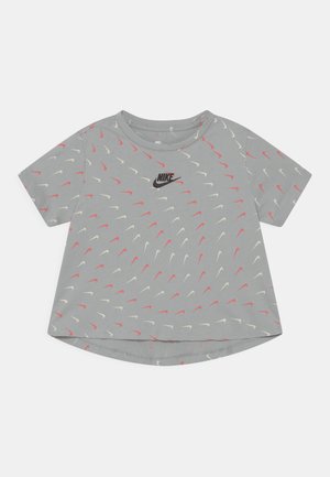 TEE CROP SWOOSHFETTI - Camiseta estampada - smoke grey/black