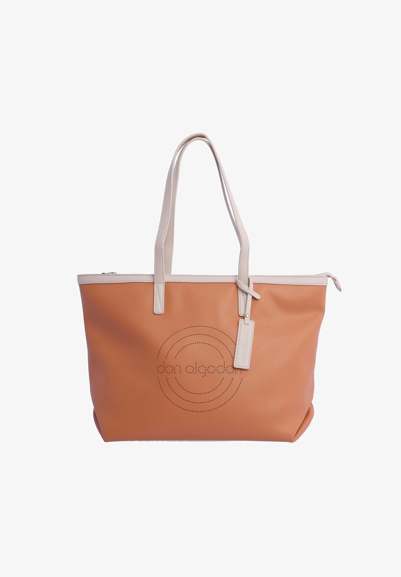 Bolso tote de piel sintética de color marrón claro con asas y cremallera en beige claro, que presenta un logo de la marca perforado en la parte frontal y tiene una forma rectangular.