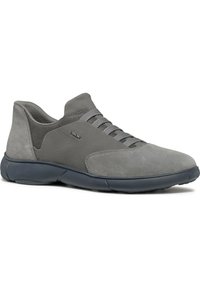 Sneaker grigio con un mix di materiali in suede e rete, punta rotonda, design a strati e lacci grigi. Suola in gomma per una maggiore aderenza.