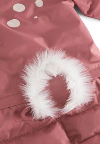 Roze jack met grote crèmekleurige stippen, afgewerkt met een fluffy witte nepbont trim aan de onderkant, gemaakt van glad, waterafstotend materiaal.