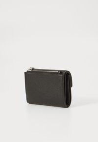 Billetera de cuero negro con un acabado texturizado, que cuenta con un bolsillo con cremallera y un diseño compacto y plegado para facilitar su transporte.