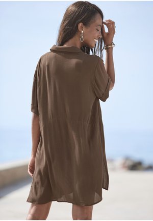 Braunes, kurzärmliges Hemdkleid aus leichtem, strukturiertem Stoff, mit einem Kragen und seitlichen Schlitzen für Bewegungsfreiheit.
