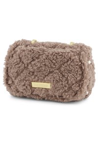 Borsa marrone a trama realizzata in materiale morbido. Presenta una placca del marchio dorata e dettagli in perle su un lato. Forma rettangolare con bordi arrotondati.
