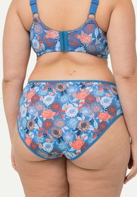 Bikini con stampa floreale in blu, caratterizzato da una varietà di fiori rossi, rosa e bianchi. Spalline regolabili e chiusura a gancio sul retro.