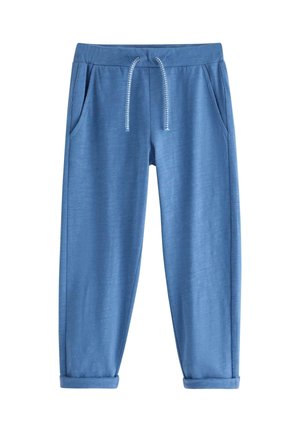 Siniset rennot juoksuhousut, joissa on joustava vyötärönauha, valkoinen kiristysnauha, sivutaskut ja käännetyt lahkeensuut, aseteltuna tasaiselle valkoiselle taustalle.