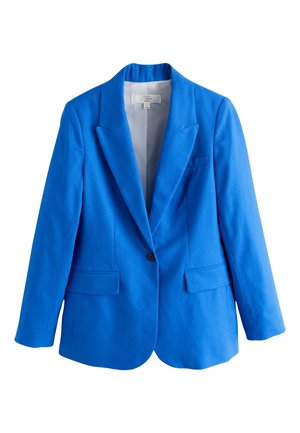 Blazer azul brillante de un solo botón con solapas con muesca, bolsillos delanteros con solapa y forro interior claro mostrado sobre un fondo blanco.