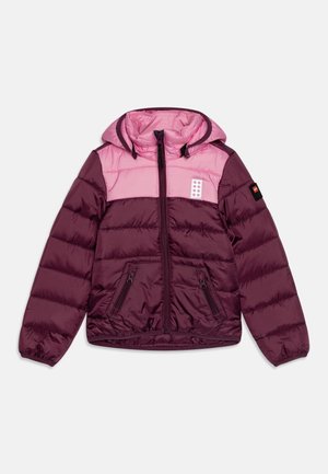 Doudoune à capuche pour enfants avec partie supérieure rose et partie inférieure bordeaux, fermeture éclair frontale, poches zippées et panneaux horizontaux cousus.
