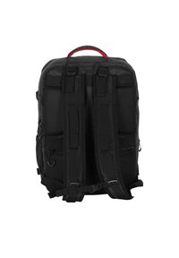 Mochila negra con espalda de malla acolchada, correas ajustables, asa roja en la parte superior, múltiples puntos de sujeción y sutiles acentos texturizados.