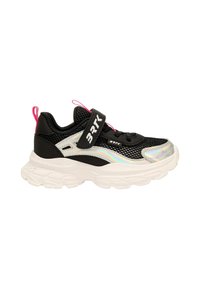 Sneaker in mesh nera con suola bianca, caratterizzata da un accento riflettente d'argento, un'etichetta rosa e una cinghia in velcro. Silhouette chunky.