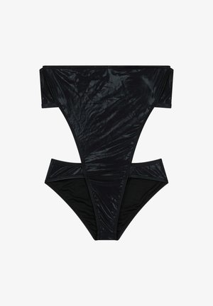 Schwarzes hochgeschnittenes Badeanzug mit glänzender Textur und Cut-out-Design. Verfügt über einen tief sitzenden Slip und breite Träger, die eine markante Silhouette betonen.